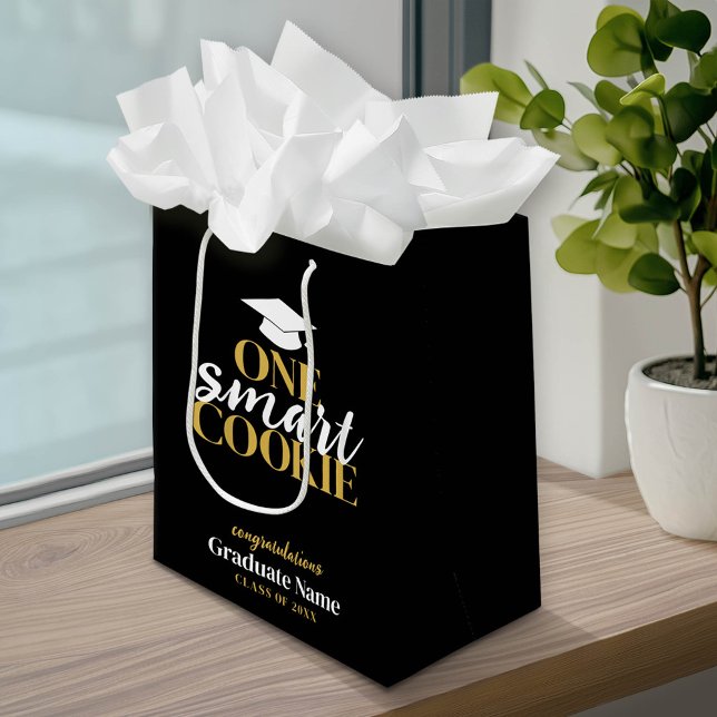 Sac Cadeau Moyen Un cookie intelligent - Moderne Black Gold Graduat (Custom Graduation Gift Bag with a pace for the graduate's name)