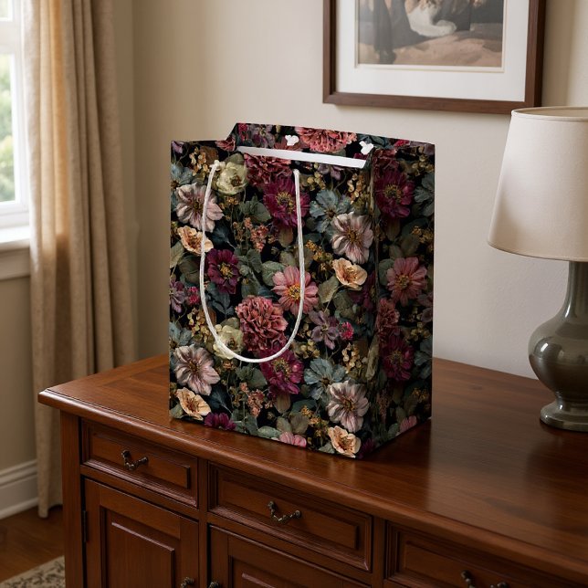 Sac Cadeau Moyen Whimsical Dark Moody Muted rose et vert floral (Créateur téléchargé)