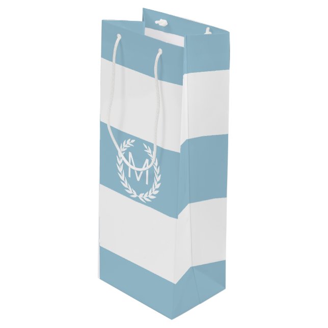 Sac Cadeau Pour Bouteille Bleu clair et large bande blanche avec Monogramme (Devant Angle)