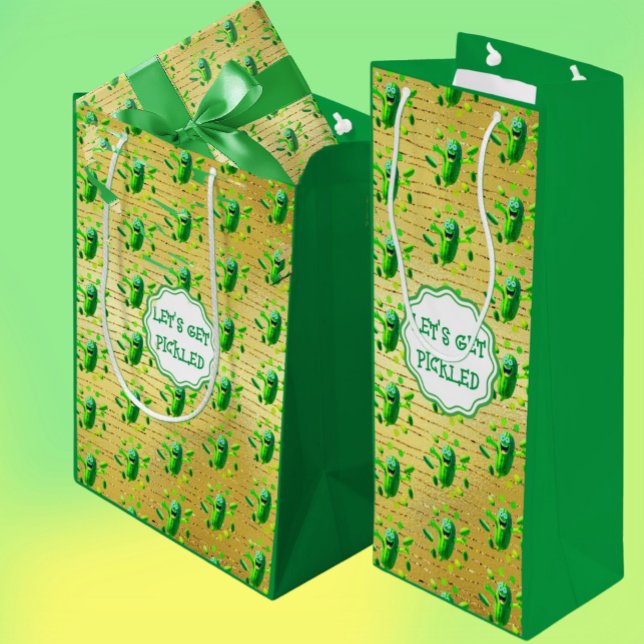 Sac Cadeau Pour Bouteille Funny Pickleman vert sur fond d'or (Mr. Pickleman is always ready to party!)