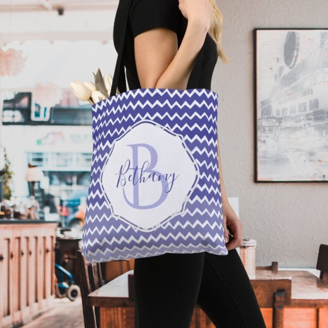 Sac fourre-tout personnalisé Blue Ombre Chevron (Blue Ombre Chevron Personalized Monogram Tote Bag)