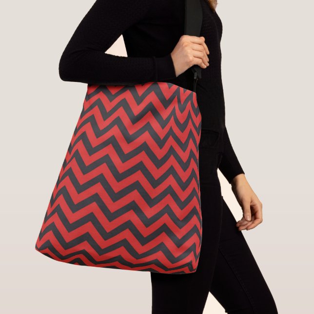 Sac fourre-tout tout imprimé avec bandoulière. gra (De près)