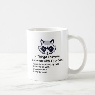 SACHEN I HABEN GEMEINSAM MIT EINEM WASCHBÄREN KAFFEETASSE