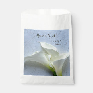 Sachets En Papier Calla lilies on decorative background