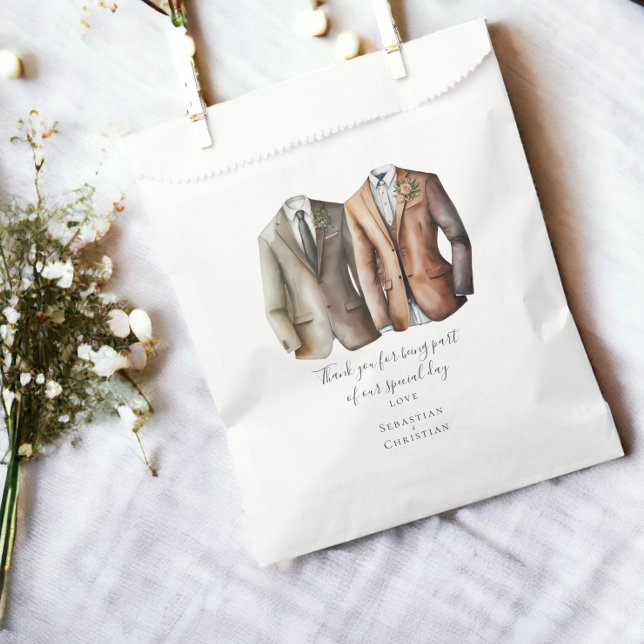 Sachets En Papier Deux pièces en costume Mariage gay personnalisé (Two Grooms in Suits Personalized Gay Wedding Favor Bags from Ricaso)