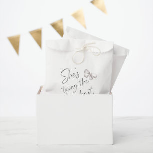 Sachets En Papier Elle attache la douche nuptiale du noeud
