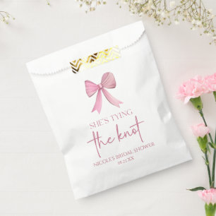 Sachets En Papier Elle est en train de nouer la Fête des mariées de