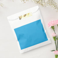 fond bleu avec chat noir et blanc sur