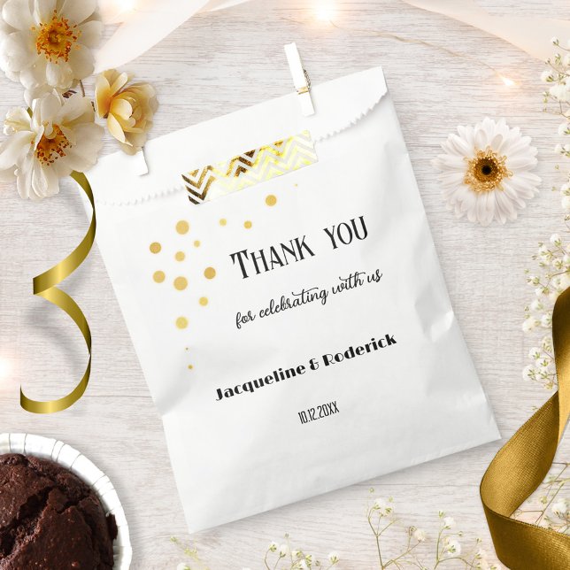 Sachets En Papier Mariage personnalisé Gold Sparkling Confetti (Wedding favor gift bag featuring a minimalist elegant gold sparkle confetti design.)