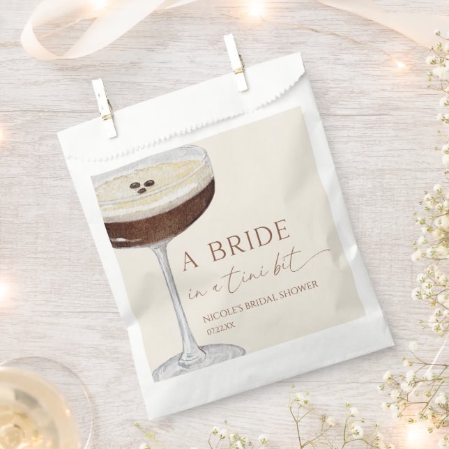 Sachets En Papier Mariée Dans Un Tini Bit Expresso Martini Enterreme (Coupé)