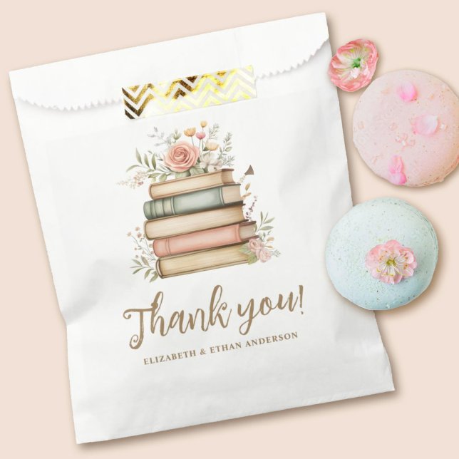 Sachets En Papier Notre prochain chapitre Storybook Baby shower Merc (give a special treat for your guests in this pretty book themed baby shower favor bag.)
