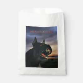 Sachets En Papier Open If You Dare. Big, black dog