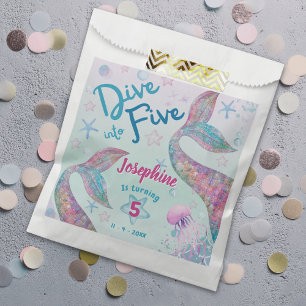 Sachets En Papier Sirène plonge dans l'eau colorée du cinquième anni