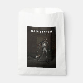 Sachets En Papier Trick or Treat. Man dressed as skeleton
