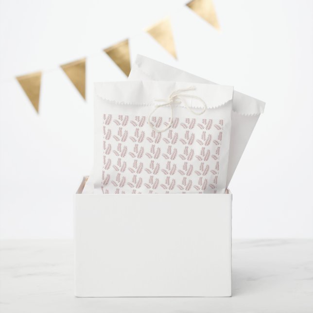 Sachets En Papier un arrière - plan blanc avec des feuilles roses (Fête)