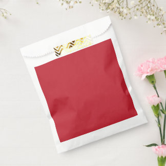 Sachets En Papier un arrière - plan rouge avec un