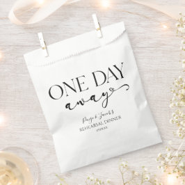 Sachets En Papier Un Jour De Dîner De Répétition De Mariages Minimal