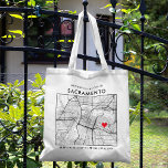 Sacramento Liebe Locator | City Map Wedding Welcom Tragetasche<br><div class="desc">Eine lustige Tasche für eine Hochzeit oder andere Anlässe in der schönen Stadt Sacramento, Kalifornien. In dieser Tasche befindet sich eine übergeordnete Stadtkarte des Stadtzentrums in einem schwarzen Rahmen. An der Spitze befindet sich ein kurzer Begrüßungsgruß und der Name der Stadt. Auf der unteren Seite befinden sich die Längen- und...</div>