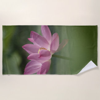 Sacro Pink Lotus Blossom - Serene Zen Kunst, Dicht Strandtuch