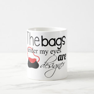 Sacs de concepteur sous ma tasse de café de yeux