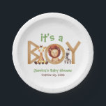 Safari Animals Es ist eine Baby-Dusche aus Boy Woo Pappteller<br><div class="desc">Für eine Babydusche mit Dschungel/Safari-Tier-Thema, für einen kleinen Jungen. Das Wort Boy ist aus Holzbriefen gemacht. Unter den Buchstaben sind Dschungeltiere: ein Löwe im O, eine Giraffe und ein Zebra zwischen den Buchstaben. Über den Holzbuchstaben sind die Worte "es ist ein" grün geschrieben. Unter dem Bild befindet sich der Name...</div>