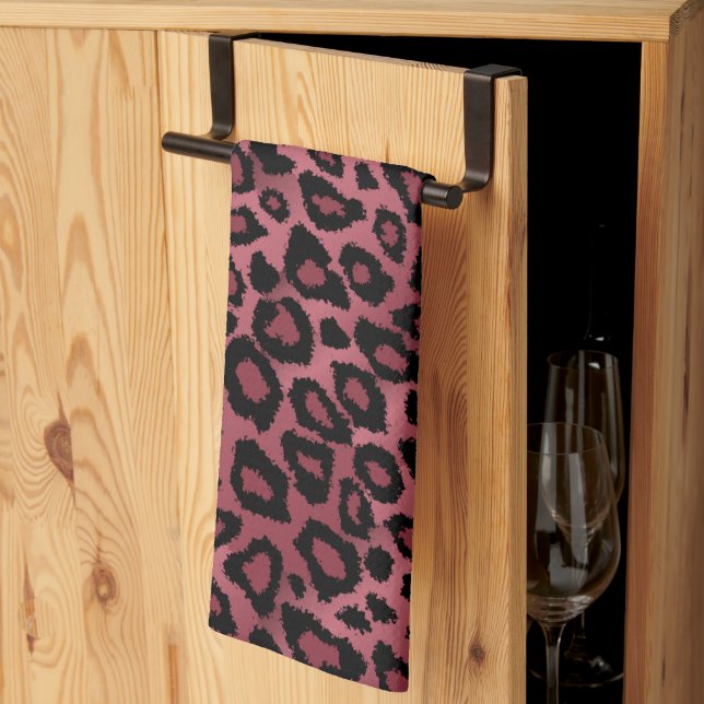 Safari Dark Dusty Rose Leopard Animal Print Handtuch (Drittel gefaltet)