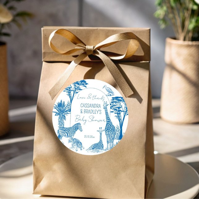 Safari-Giraffenbaby-Dusche Runder Aufkleber (Safari blue toile de jouy giraffe African animals baby shower thank you favor sticker templates)