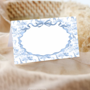 Safari-Tiere Dusty Blue Toile de Jouy Baby Shower Platzkarte
