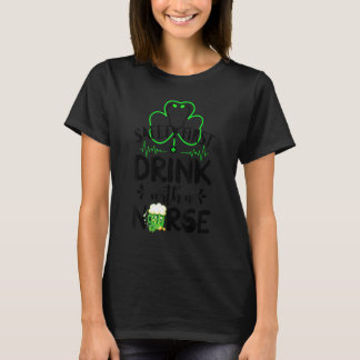 Safety First Drink Bier mit einem Krankenpfleger S T-Shirt
