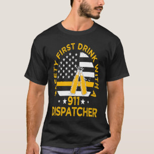 Safety First Drink mit einem 911 Dispatcher Dispat T-Shirt
