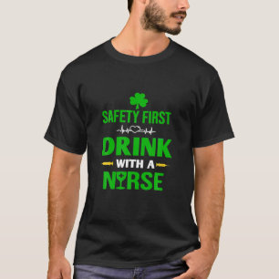 Safety First Drink mit einem Bier Liebhaber St Pat T-Shirt