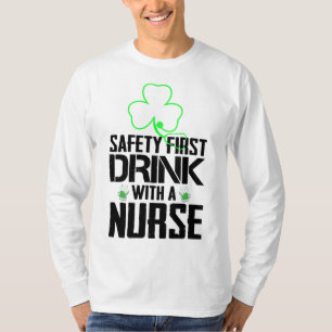 Safety First Drink mit einem Bier Liebhaber St Pat T-Shirt