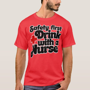 Safety First Drink mit einer Krankenschwester T-Shirt