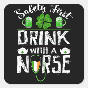 Safety First Drink WIth A Nurse St. Patrick Day Quadratischer Aufkleber