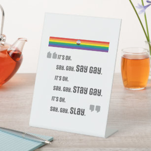 Sag Gay. Bleibe Gay. Slay. Schild