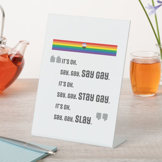 Sag Gay. Bleibe Gay. Slay. Schild (In Situ)