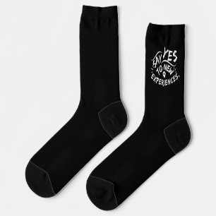 Sag Ja zu neuen Erfahrungen (weißer Text) Socken