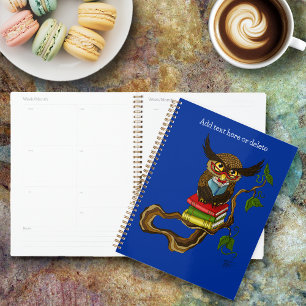 Sage bleu mignon hibou brun lisant des livres