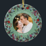 Sage First Christmas Gemeinsam Personalisiertes Fo Keramik Ornament<br><div class="desc">Romantische Ornamente für ein Paar mit einem schönen Weihnachtskranz und einem schlauen grünen Hintergrund. Personalisieren Sie die Vorlage mit Ihrem Foto,  Namen oder benutzerdefinierten Text. Sie können die Hintergrundfarbe ändern,  wenn Sie möchten,  klicken Sie einfach auf "Bearbeiten mit dem Designwerkzeug".</div>