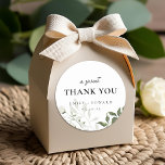 Sage Green and White Floral Wedding Vielen Dank Runder Aufkleber<br><div class="desc">Hochzeitskunst nach Maß dank Aufkleber und Etiketten mit modernem elegantem Weiß-Weiß-Weiß-Design mit personalisiertem Namen und Text.</div>