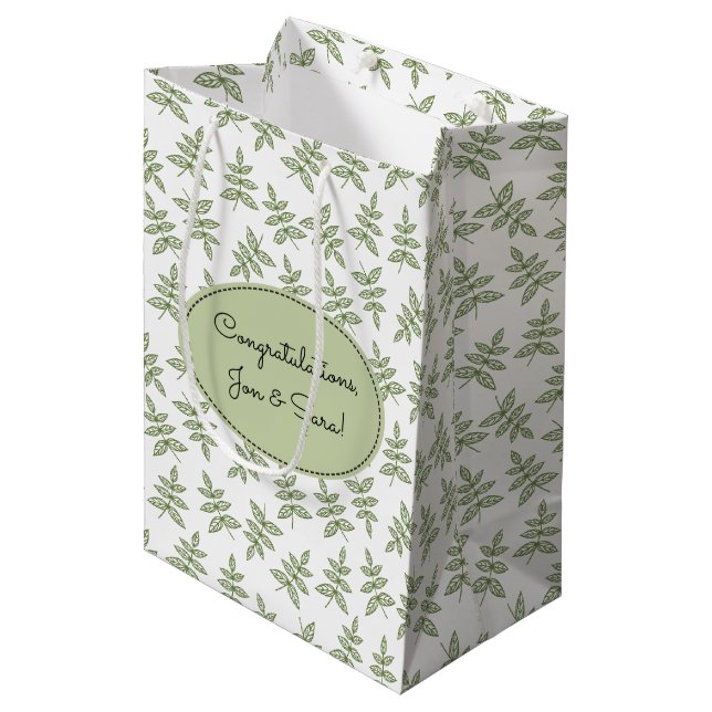 Sage Green Blätter Pattern Wedding Mittlere Geschenktüte (Vorderseite Schrägansicht)