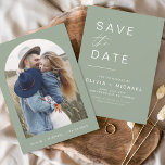 Sage Green Boho Save the Date Foto Minimalistisch<br><div class="desc">Hochzeit Boho Speichern Sie die Date Cards,  die ein Foto auf der Vorderseite haben. Die Save the Date-Karten enthalten eine moderne,  handgeschriebene,  kursive Schriftzeichen-Typografie,  die elegant,  einfach und modern nach einem einfachen Hochzeitstag-Fest zu verwenden sind.</div>