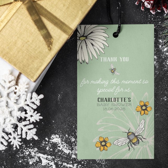 Sage Green Buzzing Bienen Danke Baby Dusche Geschenkanhänger (Elegant and whimsical buzzing bees and flowers on sage green background. Cute bees pattern on back.)
