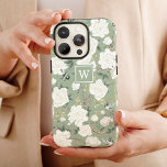 Sage Green Chinoiserie Bird Peony Garden Monogram Case-Mate iPhone Hülle<br><div class="desc">Dieses chinoiserie-inspirierte Design besticht durch elegante botanische Blumen,  Vögel und Grünpflanzen in Weiß und Weiß von Salbei und Elfenbein. Personalisieren Sie die Telefonzelle mit Ihrem Monogramm oder Initial.</div>