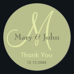Sage Green Danke, dass du Monogram Sticker hochgez<br><div class="desc">Initial Stickers mit Braut und Bräutigam Namen, Datum der Hochzeit und ein Dankeschön an Sie Ihre Dankbarkeit für Ihren Hochzeitstag oder jeden besondere Anlass zum Ausdruck bringen. Weitere Farben stehen zur Auswahl. Sie können auch die Farbe und den Schriftart anpassen, indem Sie die Schaltfläche "Anpassen" unter dem Produkt verwenden. Benötigen...</div>