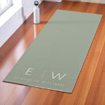 Sage Green Elegant Moderner Minimalistischer Monog Yogamatte<br><div class="desc">Mit diesem Sage Green Elegant Modern Minimalistisch Monogram Name Yoga Mat. Diese Yogamatte mit einem personalisierten Monogramm und Namen ist ein gepflegtes, beruhigendes Design und sorgt für eine raffinierte Touch in Ihrer täglichen Praxis. Die sanfte, grüne Farbe fördert die Ruhe, während das schlichte minimalistische Layout jede Ästhetik Anzug. Diese Matte...</div>
