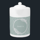 Sage Green Elegante Damask Teapot<br><div class="desc">Genießen Sie Ihren Tee mit einem Personalisierten Teekessel in der Sage Green Damask. Das Teekessel-Design besticht durch einen eleganten Damast-Hintergrund und einen Platz, um Ihren Namen mit zartem Blattwerk zu vereinen. Zusätzliche Geschenkartikel in diesem Design sowie eine Vielzahl von Farben.</div>