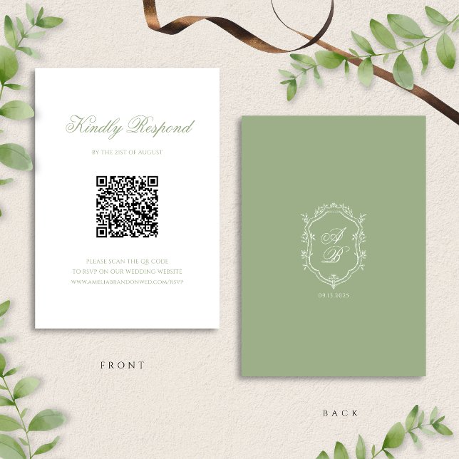 Sage Green Floral Monogram Crest Wedding QR Code RSVP Karte (Von Creator hochgeladen)