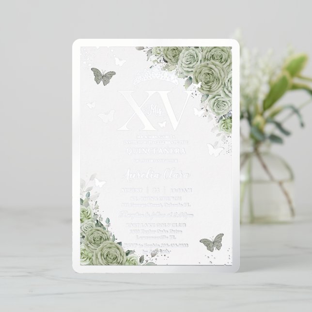 Sage Green Floral Quinceañera Butterfliegen Silver Folieneinladung (Stehend vorne)