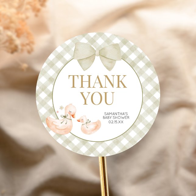 Sage Green Gingham Silly Goose Baby Shower Runder Aufkleber (Silly Goose Baby Shower Sticker)